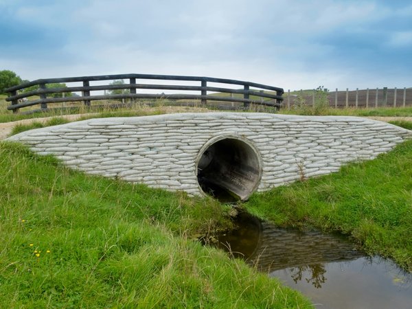 Comment les revêtements routiers écologiques peuvent-ils contribuer à la gestion durable des eaux de ruissellement ?